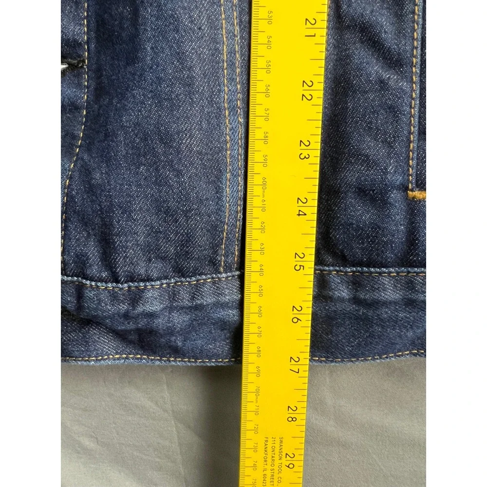 Levis ships from